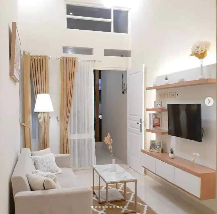 desain interior ruang tamu dengan sofa & backdrop tv